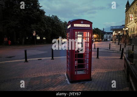 Boîte de téléphone en début de soirée à Chester Banque D'Images