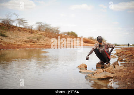 Un homme est assis au bord de la rivière dans Garbahaarey ville dans la région de Gedo en Somalie le 11 août. L'AMISOM Unité Humanitaire aujourd'hui a effectué une évaluation des Garbahaarey ville dans la région de Gedo en Somalie. L'(14884529611) Banque D'Images