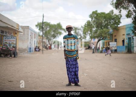 Un homme se trouve dans la rue principale de Bulo Burte en Somalie le 12 août. L'AMISOM Unité Humanitaire aujourd'hui a effectué une évaluation de Bulo Burte ville dans la région de Hiraan somalie. L'équipe a parlé à plusieurs (14711435180) Banque D'Images