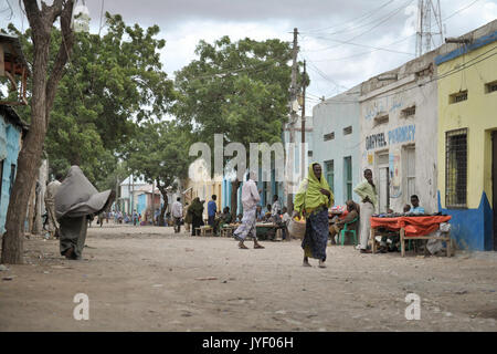 Une femme marche le long de la route principale de Bulo Burte en Somalie le 12 août. L'AMISOM Unité Humanitaire aujourd'hui a effectué une évaluation de Bulo Burte ville dans la région de Hiraan somalie. L'équipe a parlé à plusieurs (14711478079) Banque D'Images