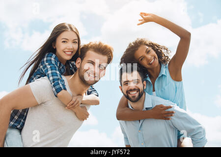 Groupe de personnes ayant partie de barbecue couple amour Banque D'Images