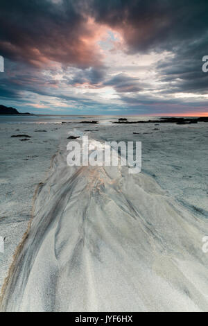 Soleil de minuit et les nuages frame la plage de sable de Skagsanden Flakstad Nordland County Iles Lofoten Norvège Europe Banque D'Images