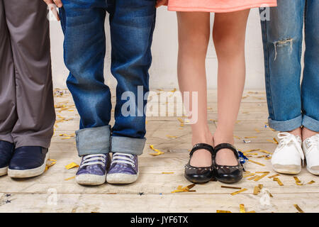 Petits enfants amis studio isolated on white anniversaire ensemble jambes Banque D'Images