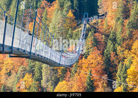 Les touristes sur le pont suspendu appelé Highline 179 encadré de bois coloré en automne Château Ehrenberg Reutte Autriche Europe Banque D'Images