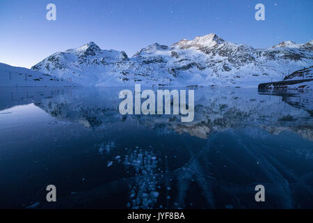 Bulles de glace la trame des sommets enneigés reflètent dans Lago Bianco col de la Bernina canton des Grisons Engadine Suisse Europe Banque D'Images