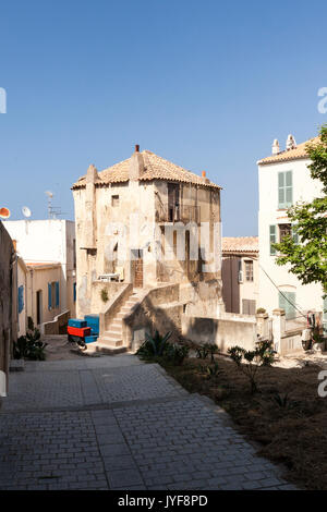 Bâtiments anciens dans les ruelles de la citadelle fortifiée de Calvi Balagne Corse France Europe du nord-ouest Banque D'Images