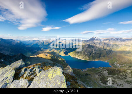 Ciel bleu sur le lac Montespluga et Madesimo avec Piz Ferrè sur le fond de la vallée de Chiavenna Valtellina Lombardie Italie Europe Banque D'Images