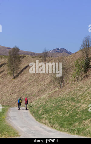 Les randonneurs et Auchtertire entre Tyndrum sur le West Highland Way Banque D'Images