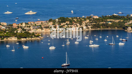 Beaulieu-sur-Mer et de la Baie d'Espalmador avec les yachts et bateaux de touristes en été. D'Azur, France Banque D'Images