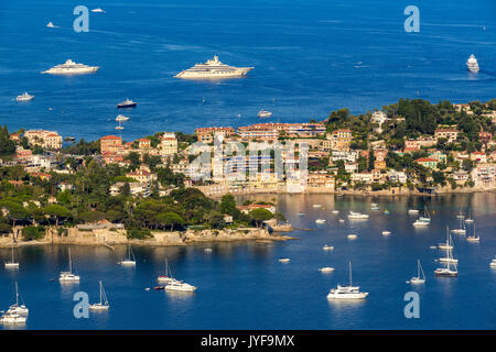 Beaulieu-sur-Mer et de la Baie d'Espalmador avec les yachts et bateaux de touristes en été. D'Azur, France Banque D'Images