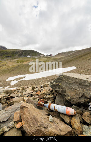 Une bombe de la Première Guerre mondiale sur les montagnes rocheuses de la vallée de Braulio col du Stelvio Valtellina Lombardie Italie Europe Banque D'Images