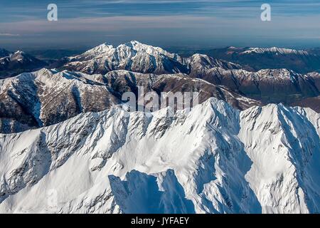 Vol au-dessus de l'Alpes Orobie après une importante chute de neige. Dans l'arrière-plan les deux Grigne, au premier plan les sommets de la vallée de la Valtellina, Lesina S Banque D'Images