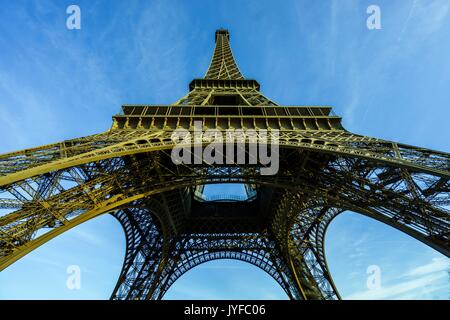 Point de vue de la Tour Eiffel à la vers le haut en direction de son haut clocher, Paris, France Banque D'Images