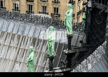 Les Apôtres de l'élévation du toit de la Cathédrale Notre Dame de Paris, France Banque D'Images