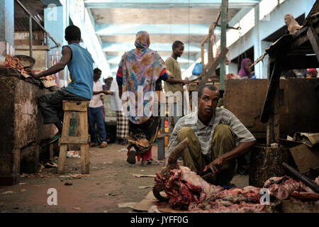 Un homme sculpte un morceau de viande en Hamar Weyne's Meat Market à Mogadiscio le 3 octobre, l'avant de l'Aïd al Adha. Photo de l'AMISOM Tobin Jones (15424403931) Banque D'Images