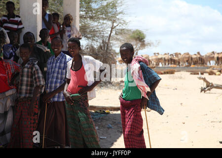 Un groupe de jeunes hommes se tenir devant des chameaux dans la ville d'Adale, en Somalie. Des soldats burundais, dans le cadre de la Mission de l'Union africaine en Somalie, hier, ont libéré la ville d'Adale au milieu (15431624921) Banque D'Images