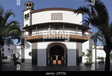 Un panorama cylindrique de l'ensemble de la façade de l'église de la Concepcion à Santa Cruz de Tenerife, Espagne, avec quelques palmiers et un ciel bleu Banque D'Images