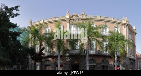 Panorama d'un palais rose dans la Calle del Castillo de quelques palmiers, à Santa Cruz de Tenerife, Îles Canaries Banque D'Images