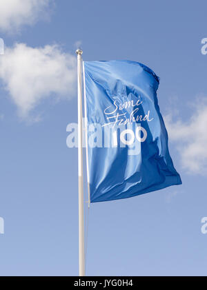 Naantali, Finlande - le 3 août 2017. Les drapeaux pour la célébration des 100 ans d'abord Finlands vague dans le vent sous le soleil d'été dans l'EC Banque D'Images