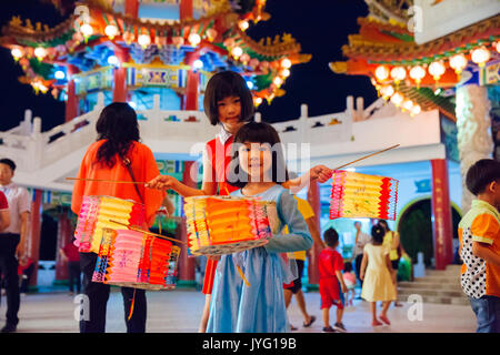 Kuala Lumpur, Malaisie - 15 septembre 2016 : les petites filles posent avec des lanternes en papier à Thean Hou Temple à la lanterne parade lors Mid-Autumn festiv Banque D'Images