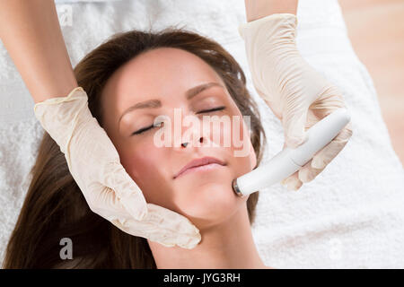 Jeune femme recevant un traitement de microdermabrasion dans Beauty Clinic Banque D'Images