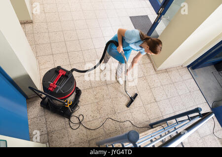 High Angle View of young female aspirateur Nettoyeur Marbre Banque D'Images