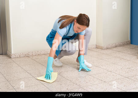 Femme portant des gants Janitor Cleaning Rag Banque D'Images