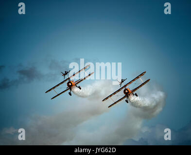 Breitling Wingwalkers : l'équipe basée au Royaume-Uni AeroSuperBatics se produisant au meeting national de l'Eastbourne Banque D'Images