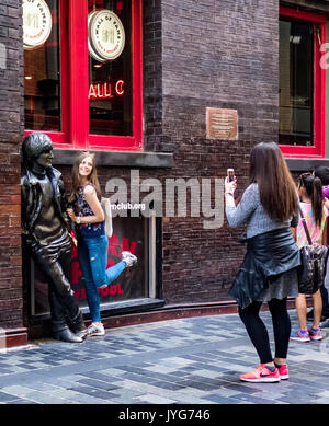 Fille qui se fait photographier avec John Lennon Banque D'Images