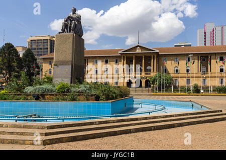 Statue de Jomo Kenyatta avec cour suprême dans l'arrière-plan, Nairobi, Kenya Banque D'Images