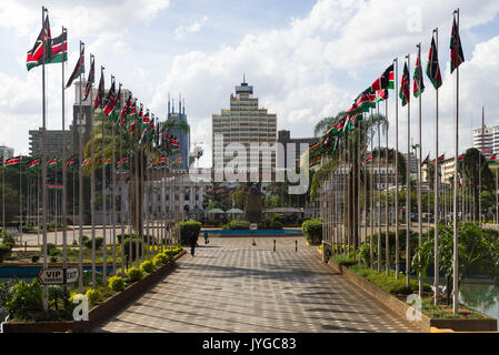 Doublure de pavillon Kenyan Kenyatta International Convention Center KICC carré avec bâtiments en arrière-plan, Nairobi, Kenya Banque D'Images