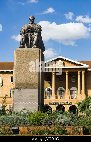 Statue de Jomo Kenyatta avec cour suprême dans l'arrière-plan, Nairobi, Kenya Banque D'Images