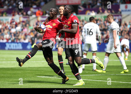 Manchester United, Eric Bailly (à gauche) célèbre avec coéquipier Romelu Lukaku après avoir marqué son premier but de la partie au cours de la Premier League match au Liberty Stadium, Swansea. Banque D'Images