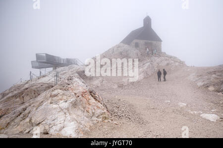 Grainau, Allemagne. Août 19, 2017. Day trippers randonnée en pluie et brouillard d'une chapelle à l'Zugspitzplatt à la Zugspitze à Grainau, Allemagne, 19 août 2017. Photo : Sven Hoppe/dpa/Alamy Live News Banque D'Images