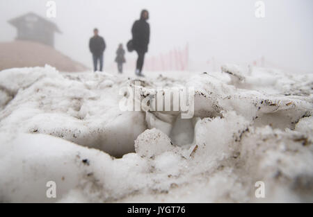 Grainau, Allemagne. Août 19, 2017. Day trippers randonnée en pluie et brouillard par le glacier à la Zugspitze à Grainau, Allemagne, 19 août 2017. Photo : Sven Hoppe/dpa/Alamy Live News Banque D'Images