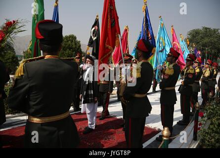 Kaboul, Afghanistan. Août 19, 2017. Le Président Afghan Ashraf Ghani (C) assiste à la célébration du 98e anniversaire de l'indépendance de l'Afghanistan à Kaboul, capitale de l'Afghanistan, le 19 août, 2017. Afghanistan : le samedi a marqué le 98e anniversaire de son indépendance de l'empire britannique de l'occupation. Credit : Rahmat Alizadah/Xinhua/Alamy Live News Banque D'Images