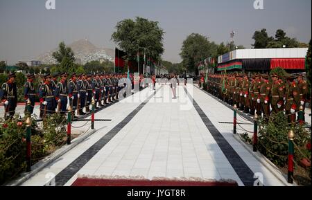 Kaboul, Afghanistan. Août 19, 2017. La garde d'honneur de l'Afghanistan prend part à la célébration de la 98e anniversaire de l'indépendance de l'Afghanistan à Kaboul, capitale de l'Afghanistan, le 19 août, 2017. Afghanistan : le samedi a marqué le 98e anniversaire de son indépendance de l'empire britannique de l'occupation. Credit : Rahmat Alizadah/Xinhua/Alamy Live News Banque D'Images