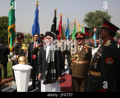 Kaboul, Afghanistan. Août 19, 2017. Le Président Afghan Ashraf Ghani (C) assiste à la célébration du 98e anniversaire de l'indépendance de l'Afghanistan à Kaboul, capitale de l'Afghanistan, le 19 août, 2017. Afghanistan : le samedi a marqué le 98e anniversaire de son indépendance de l'empire britannique de l'occupation. Credit : Rahmat Alizadah/Xinhua/Alamy Live News Banque D'Images