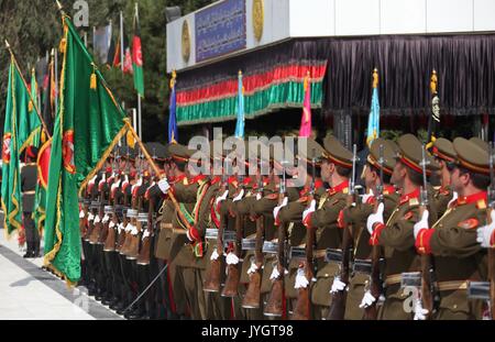 Kaboul, Afghanistan. Août 19, 2017. La garde d'honneur de l'Afghanistan prend part à la célébration de la 98e anniversaire de l'indépendance de l'Afghanistan à Kaboul, capitale de l'Afghanistan, le 19 août, 2017. Afghanistan : le samedi a marqué le 98e anniversaire de son indépendance de l'empire britannique de l'occupation. Credit : Rahmat Alizadah/Xinhua/Alamy Live News Banque D'Images