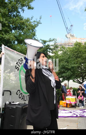 Londres, Royaume-Uni, 19 août 2017. Maz Saleem de résister à des adresses d'atout des manifestants. Une protestation contre les récentes déclarations de Donald Trump contre la Corée du Sud et sur les événements dans Charlottesville a lieu en dehors de l'ambassade des États-Unis à Londres. Roland Ravenhill/Alamy Live News. Banque D'Images