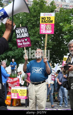 Londres, Royaume-Uni, 19 août 2017. une protestation contre les récentes déclarations de Donald Trump contre la Corée du Sud et sur les événements dans charlottesville a lieu en dehors de l'ambassade américaine à Londres. Roland ravenhill/Alamy live news. Banque D'Images