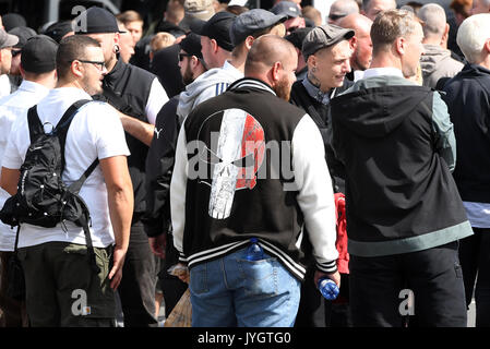 Dpatop - d'extrémistes de droite à traverser la rue pour commémorer le 30e anniversaire de la mort de Hitler·s Rudolf Hess adjoint à la gare de Spandau à Berlin, Allemagne, 19 août 2017. Hess a été condamné comme un criminel de guerre et a servi sa phrase à la prison de criminel de guerre à Berlin Spandau, où il s'est suicidé en 1987. Quatre contre-manifestations sont aussi annoncés. Photo : Maurizio Gambarini/dpa Banque D'Images