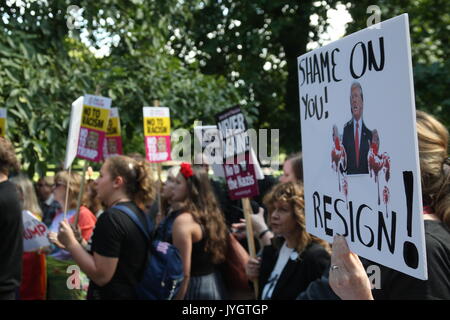 Londres, Royaume-Uni, 19 août 2017. Une protestation contre les récentes déclarations de Donald Trump contre la Corée du Sud et sur les événements dans Charlottesville a lieu en dehors de l'ambassade des États-Unis à Londres. Un signe est tenue montrant Trump et le slogan 'honte sur vous ! Démissionnez !" Roland Ravenhill/Alamy Live News. Banque D'Images