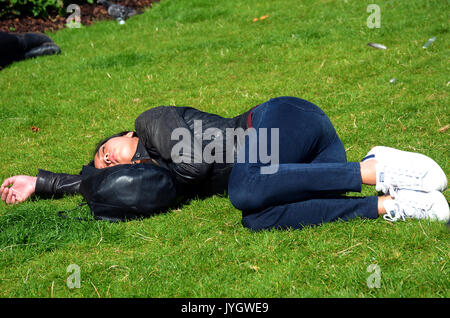 London, UK, 19/08/2017 Les Londoniens profiter samedi après-midi soleil à Trafalgar Square dans le milieu d'août. Credit : JOHNNY ARMSTEAD/Alamy Live News Banque D'Images