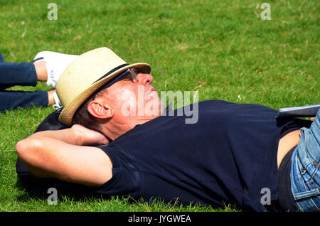 London, UK, 19/08/2017 Les Londoniens profiter samedi après-midi soleil à Trafalgar Square dans le milieu d'août. Credit : JOHNNY ARMSTEAD/Alamy Live News Banque D'Images