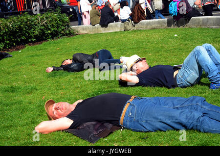 London, UK, 19/08/2017 Les Londoniens profiter samedi après-midi soleil à Trafalgar Square dans le milieu d'août. Credit : JOHNNY ARMSTEAD/Alamy Live News Banque D'Images