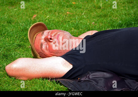 London, UK, 19/08/2017 Les Londoniens profiter samedi après-midi soleil à Trafalgar Square dans le milieu d'août. Credit : JOHNNY ARMSTEAD/Alamy Live News Banque D'Images