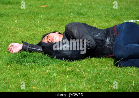 London, UK, 19/08/2017 Les Londoniens profiter samedi après-midi soleil à Trafalgar Square dans le milieu d'août. Credit : JOHNNY ARMSTEAD/Alamy Live News Banque D'Images