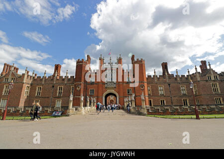 Hampton Court, Surrey, UK. 19 août, 2017. Une belle journée ensoleillée à Hampton Court Palace, East Molesey à Surrey. Credit : Julia Gavin UK/Alamy Live News Banque D'Images