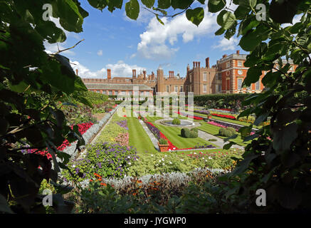 Hampton Court, Surrey, UK. 19 août, 2017. Les jardins sont en feu avec la couleur de masse de fleurs en pleine floraison, sur une belle journée ensoleillée à Hampton Court Palace, East Molesey à Surrey. Credit : Julia Gavin UK/Alamy Live News Banque D'Images